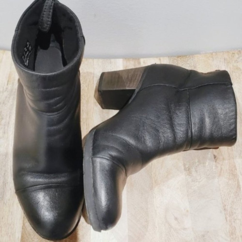 Clark's Leather Ankle Boots With Zipper Back And Rubber Bottom- Size 8m